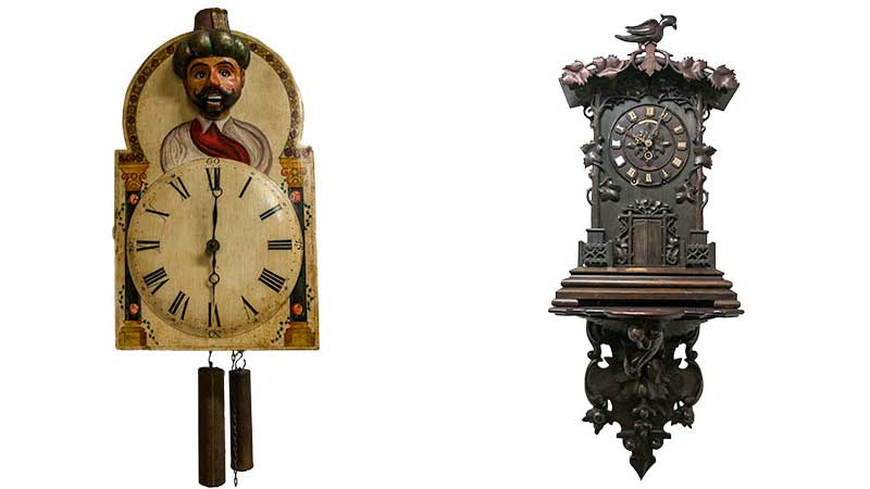 links eine typische Schwarzwalduhr, rechts eine englische Uhr