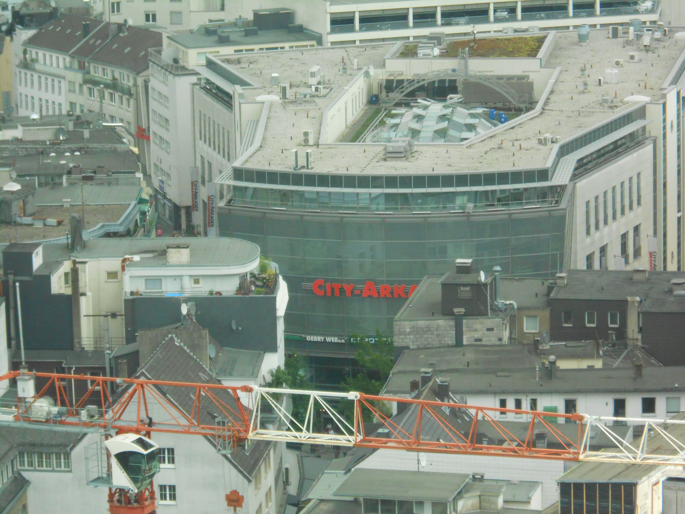 Blick vom 19. Stock des Sparkassenhochhauses hinunter auf die Elberfelder Feierlichkeiten mit Blick auf die Cityarkaden