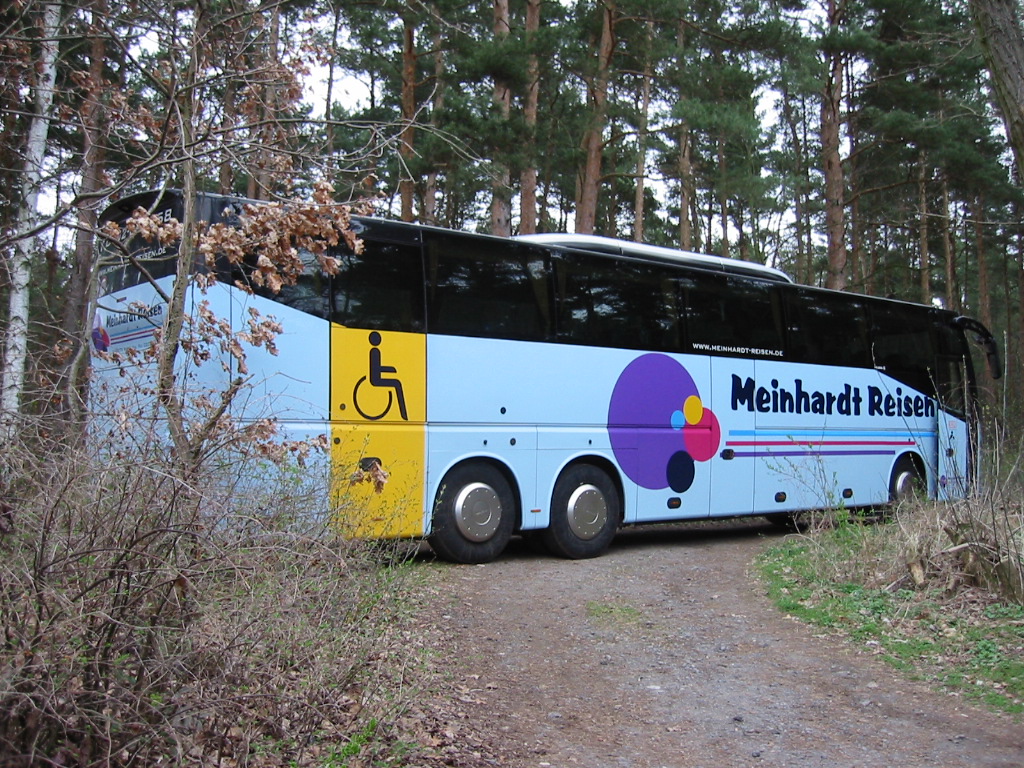 Der Handycap - Bus. Hinten (gelb) ist der Lift wo der Rollstuhl mit Fahrgast in den Bus gelangt.