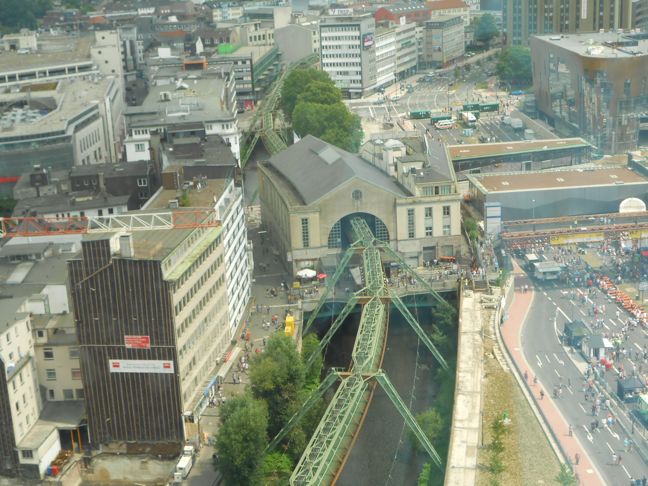 Blick vom 19. Stock des Sparkassenhochhauses hinunter auf die Elberfelder Feierlichkeiten mit der Schwebebahnhaltestelle Döppersberg