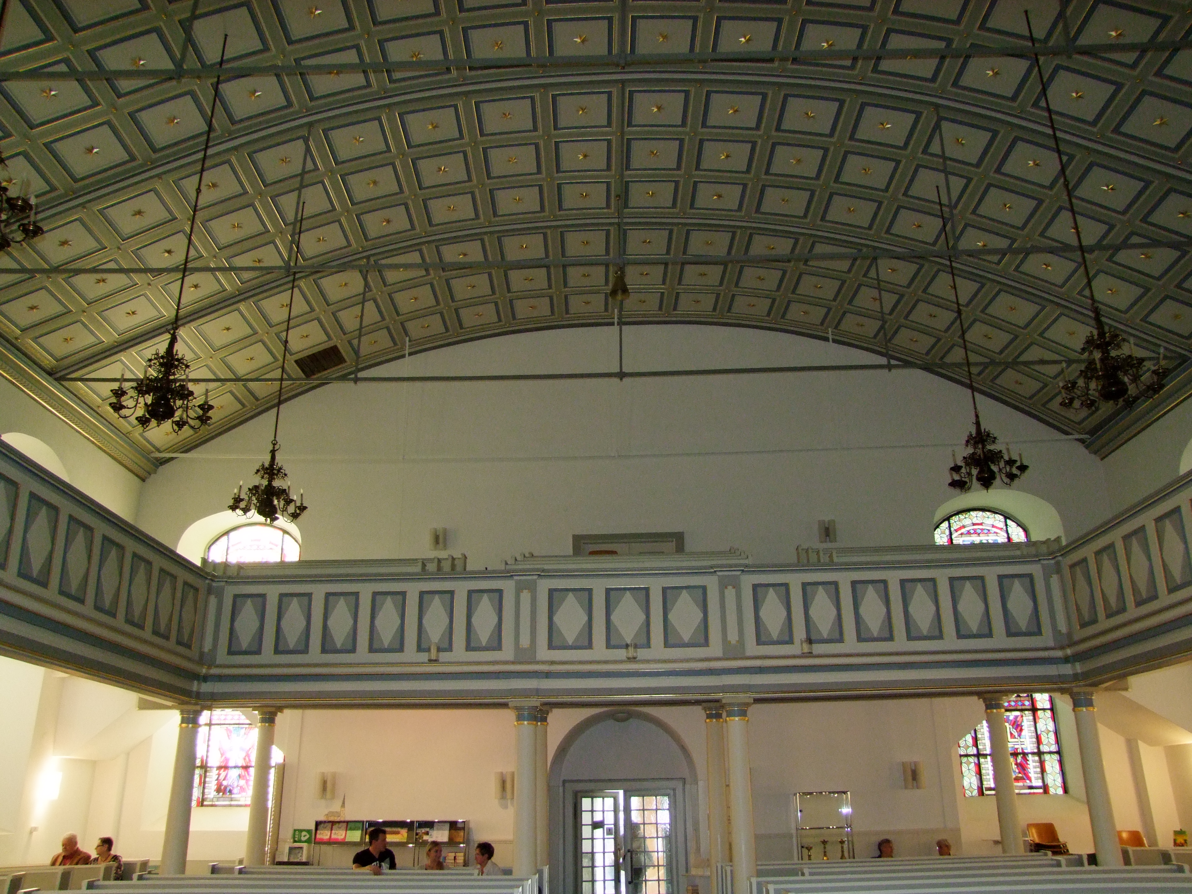 Blick von der Orgel aus zur Decke