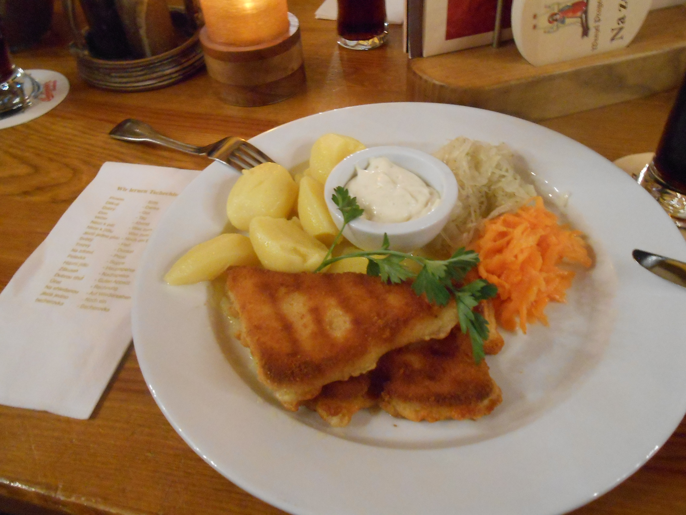 Gebackener Käse mit Salzkartoffeln, Creme Fraiche und etwas Salat.