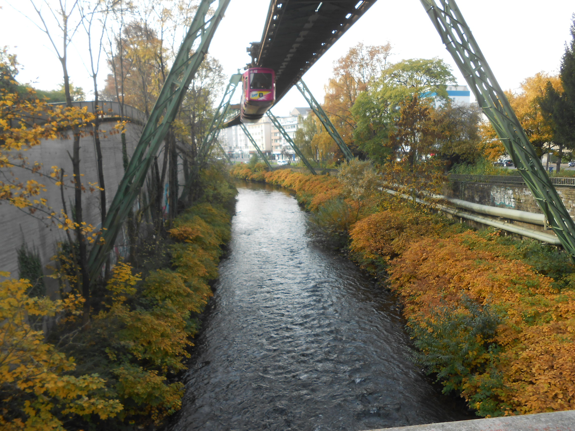Wenig Wasser in der Wupper, Nähe Werther Brücke