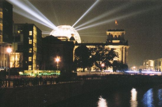 Reichstagsgebäude bei Nacht mit Licht von Erco