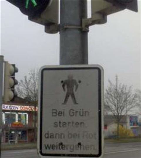 Schild an einer Fußgängerampel in Wuppertal