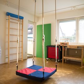 Kinderraum mit Plattformschaukel