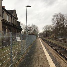 Bahnsteig an den Gleisen Richtung Kiel