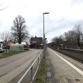 Bahnsteig Richtung Kiel und Bushaltestelle für Schienenersatzverkehr