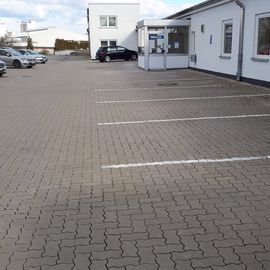 Parkplatz mit Eingang
