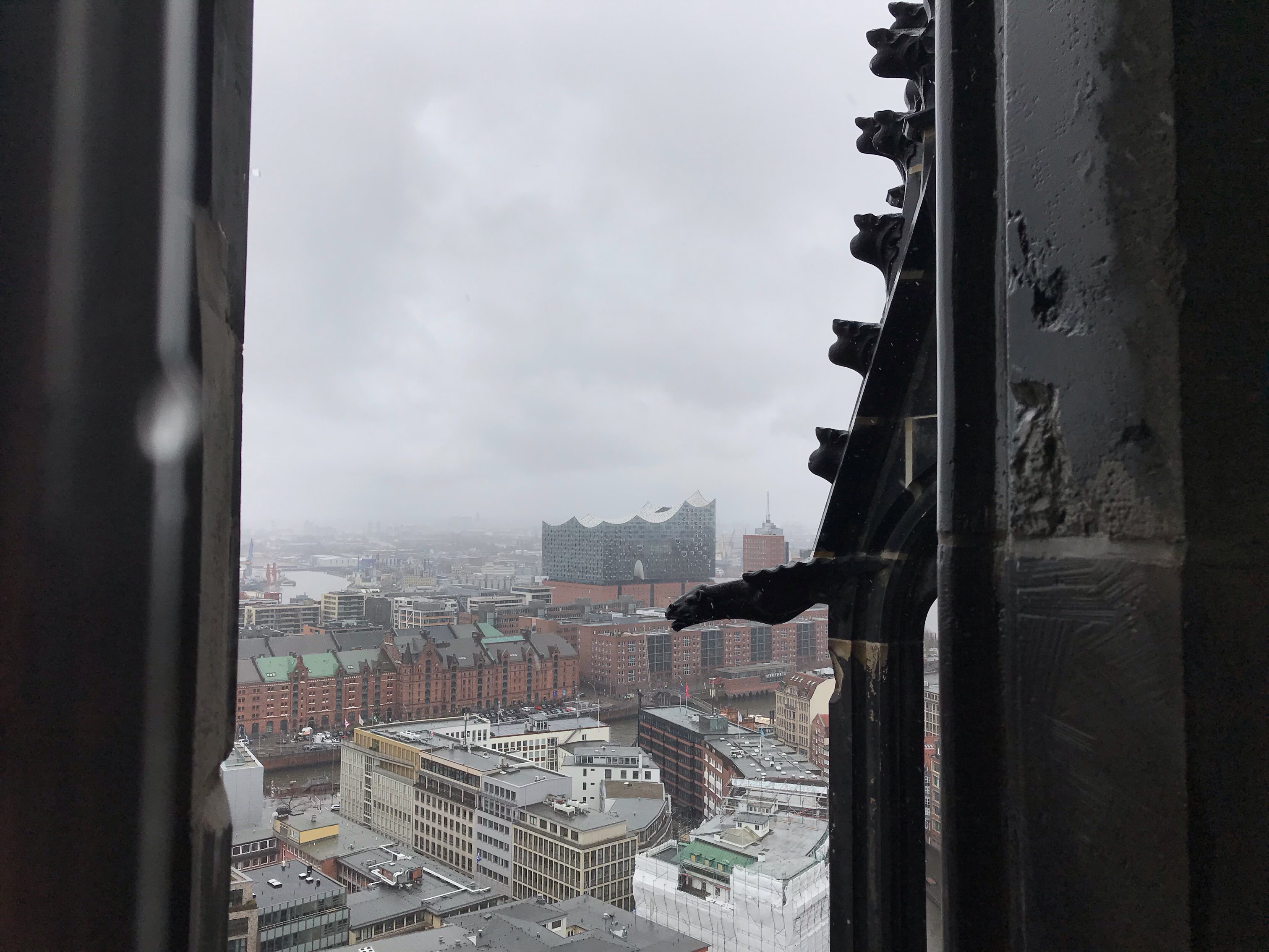 hinten ist die Elbphilharmonie