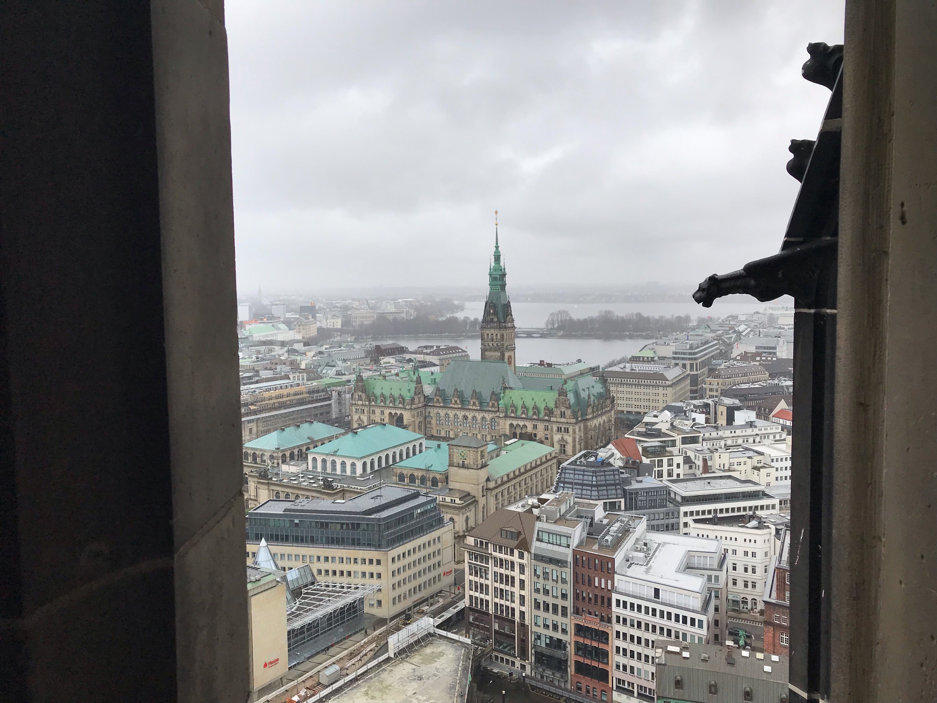 Blick auf Rathaus und Alster