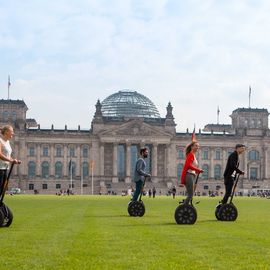 Mit Segway Tour Berlin auf Tour entlang am Reichstag