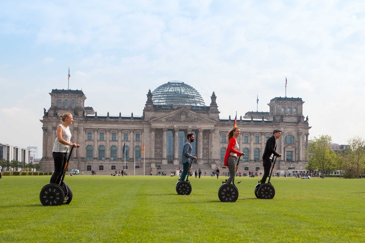 Mit Segway Tour Berlin auf Tour entlang am Reichstag