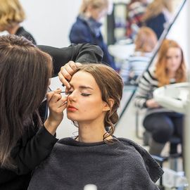 Vorbereitung für die M3-Modenschau mit Make-Up und Styling im Salon