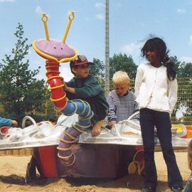 künstlerisches Spielgerät, Farbbehandlung und Betonfundamentherstellung in den Pankehallen, Auftraggeber Natur- und Grünflächenamt Spandau