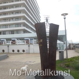 Metall Skulptur am Seeschlösschen, Teil des Skulpturenweges an der Timmendorfer Strandpromenade, Sky Climber - optimisten Skulptur Himmelsstürmer, Bildhauer Mirko Siakkou-Flodin, optimistische Schrottfigur