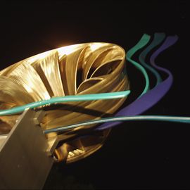 Firmen Skulptur Panta Rhei, aus einem Francis Turbinenrad, Die Skulptur zeigt den Wasserfall und verdeutlicht den Energiefluss zur Bewegungsenergie, auch wenn die Lage des Turbinenrades horizontal sein m&uuml;sste. Ein Perfektes Firmenkunstwerk von Mirko Siakkou-Flodin