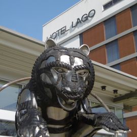 Detail der Recycling Skulptur, Gebrauchte Reifen und Edelstahl vor dem Hotel Lago in Ulm