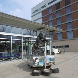 Edelstahl Autoreifen Kunstwerk vor dem Hotel Lago beim Kunstschimmer Messe in Ulm