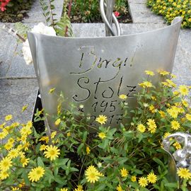 geschmiedetes Edelstahl Grabkreuz mit Edelstahl Maiglöckchen als lieblingsblume der Verstorbenen, Schriftgestaltung mit freihand Plasmaschneiden