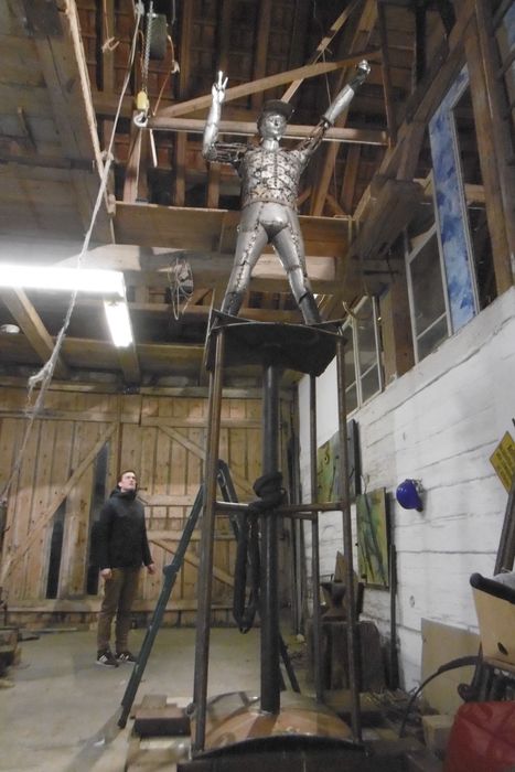 Ohne Kran geht nichts im Metall Kunst Bau, hier bei der Herstellung einer Statue für ein Technofestival im Atelier des Metallkünstlers