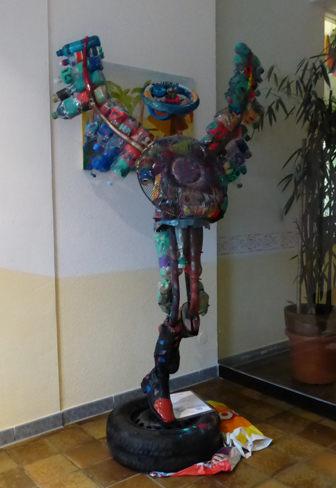 Recycling Figur, Kunstprojekt mit den Bewohnern des Thingers, Gemeinsam mit Künstler Mirko Siakkou-Flodin gesammelten Müll in der Stadt wird diese Recycling Ikarus Statue mit Eltern und Kindern gebaut