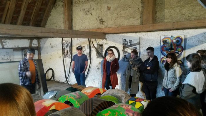 Studenten der Dualen Hochschule besuchen im Zuge des Kunstprojekt Theater Waldbühne in Zussdorf den Aktionskünstler Mirko Siakkou-Flodin in seinem Atelier