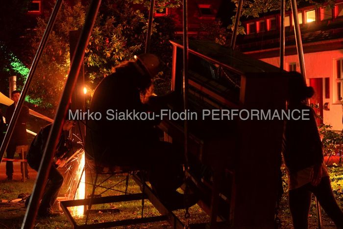 Metallkunst und Performance mit Funkenflug und Feuerschweif, mit dabei Mirko Siakkou-Flodin mit Pendelklavier, Feuertanz, Metallsound und Pyrotechnik, Das Klavier in der Kunst, Improvisationsmusik und freier Ausdruckstanz Organisation Mo-Metallkunst