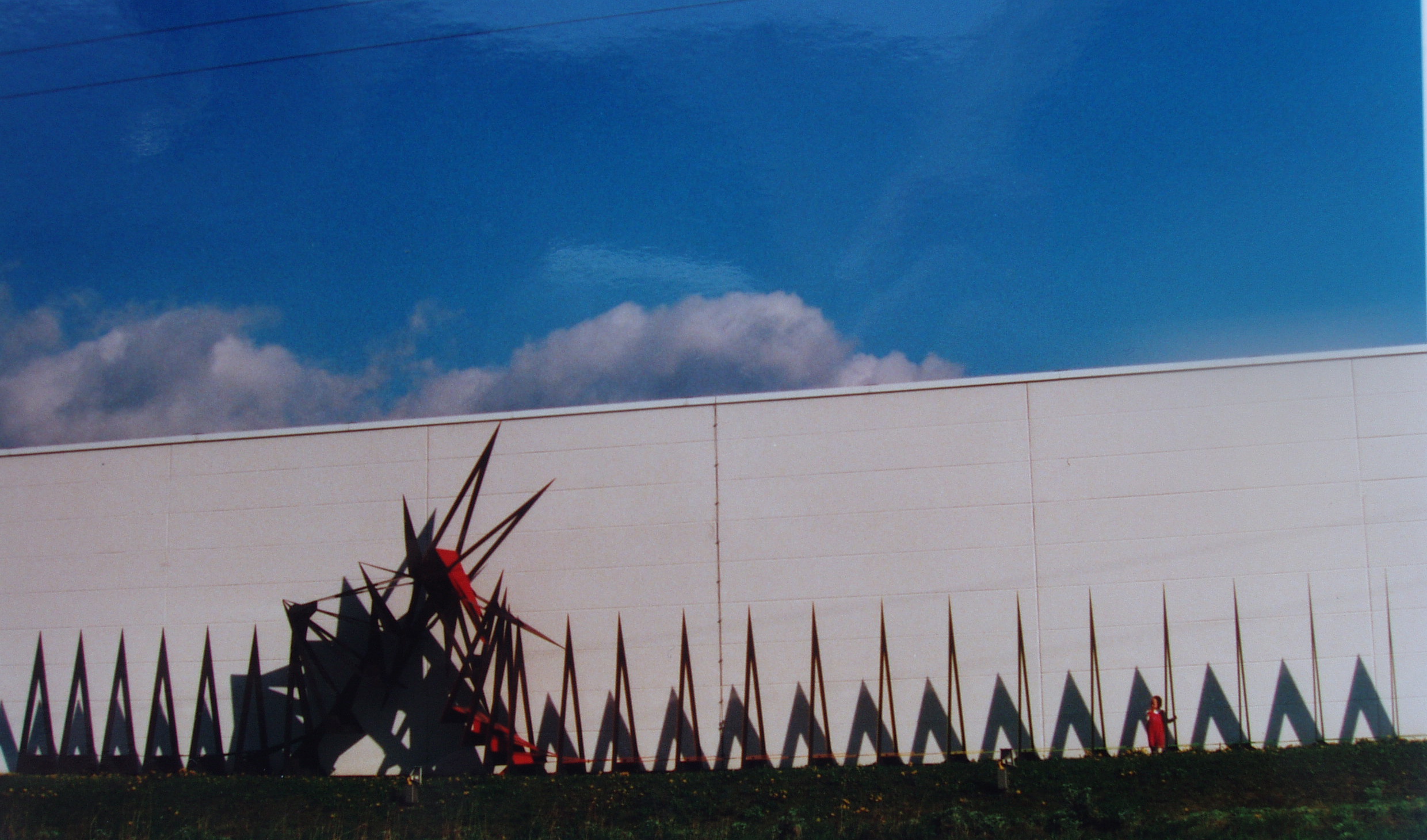 hier zeigt sich die gigantische Gr&ouml;sse des Metall Kunstwerk, 6m hoch, 24 m lang und 1,25m breit, inspiriert von der Phasenfotografie - Darstellung eines Salto, Anlauf Turbulenzen und wieder saubere Landung, K&uuml;nstler Mirko Siakkou-Flodin