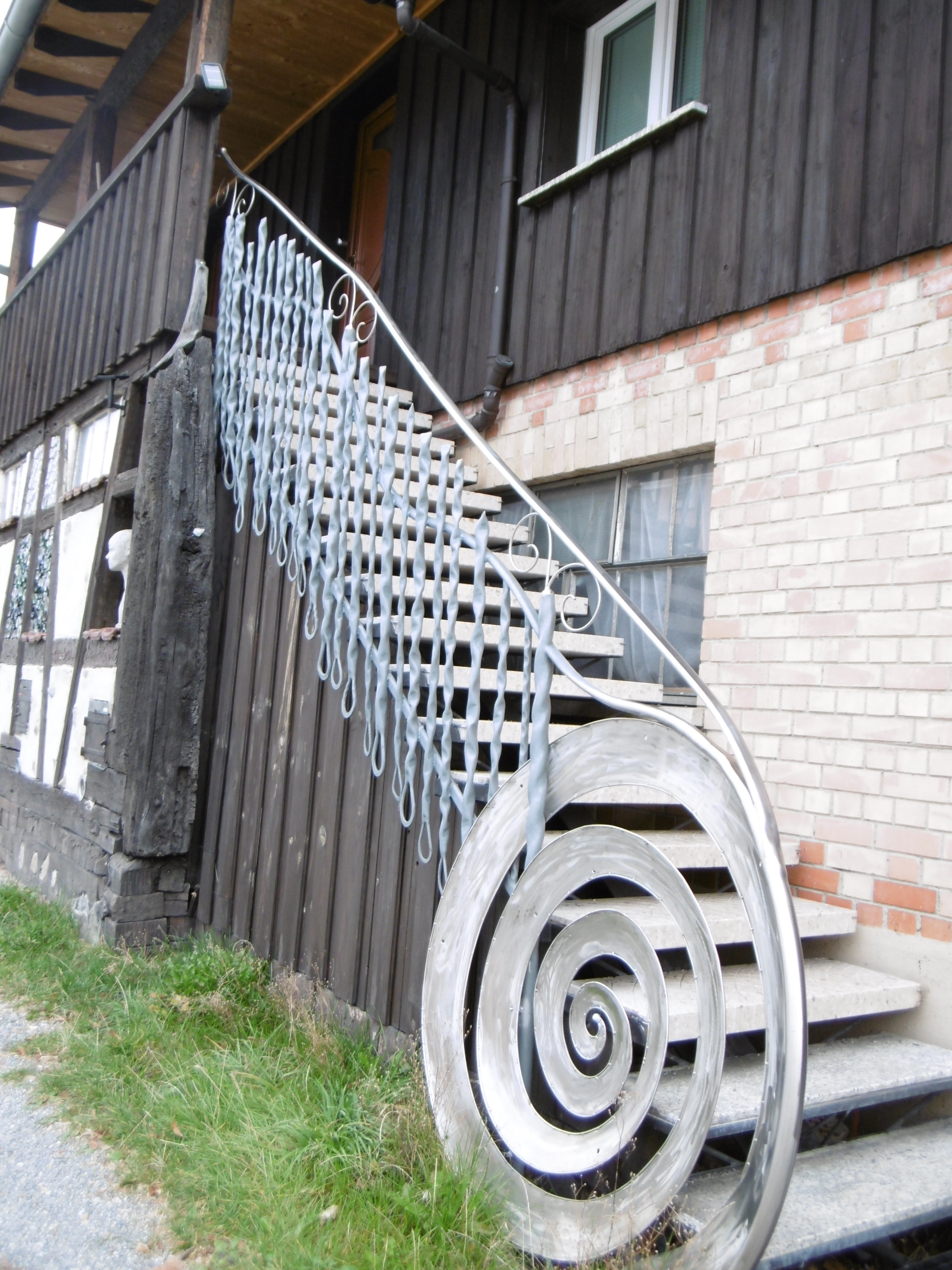 Metall Gestalteter Treppenaufgang, geschmiedetes Rohr, Edelstahl Gestaltung, individuelles Design für Treppen, Balkone, Gitter Tore mo-metallgestaltung.de