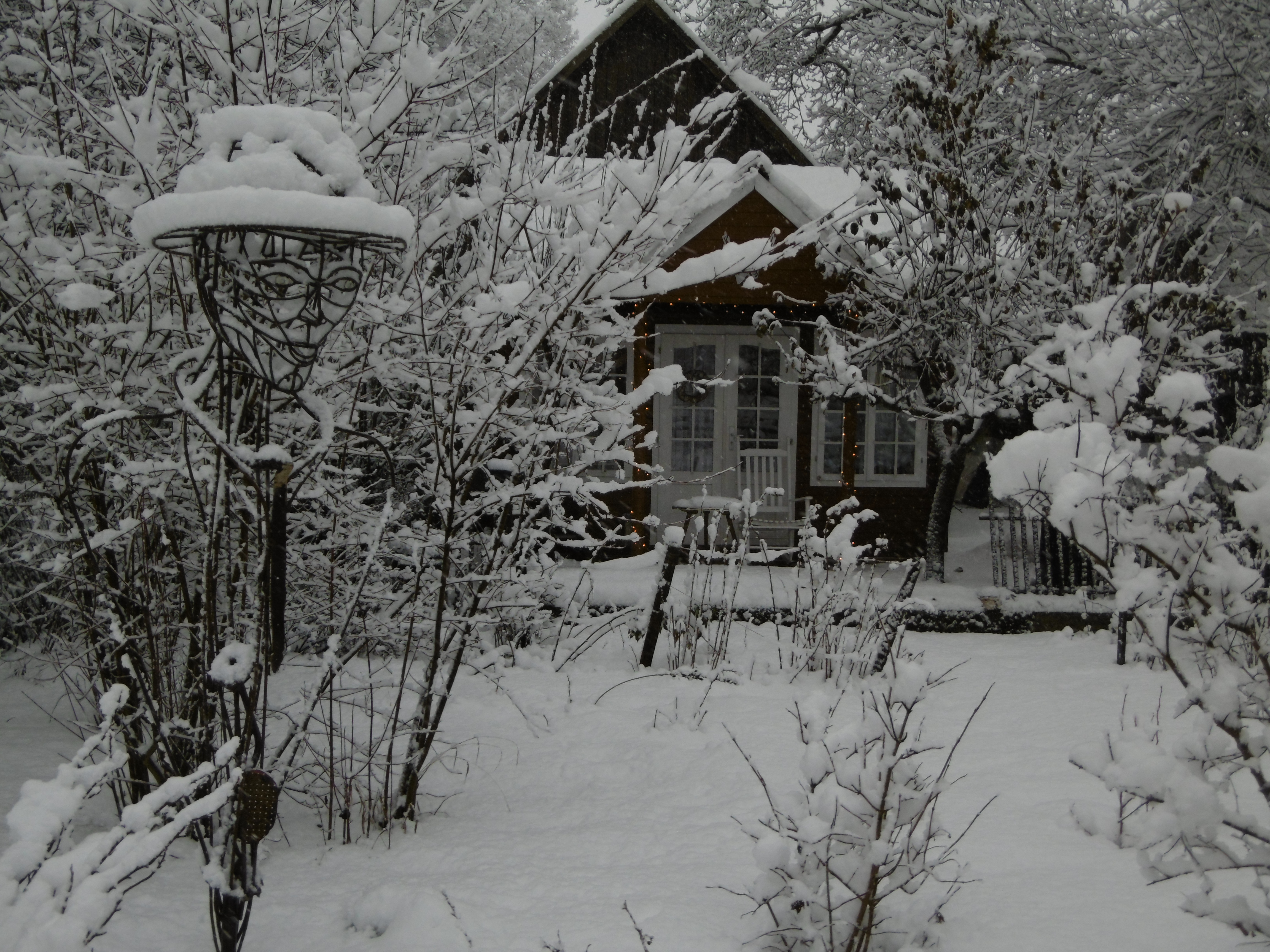 Das Clockhaus im tiefsten Winter, Gartenskulptur rundet das kunstvolle Ambiente Bildhauer Kunst im Garten ab,