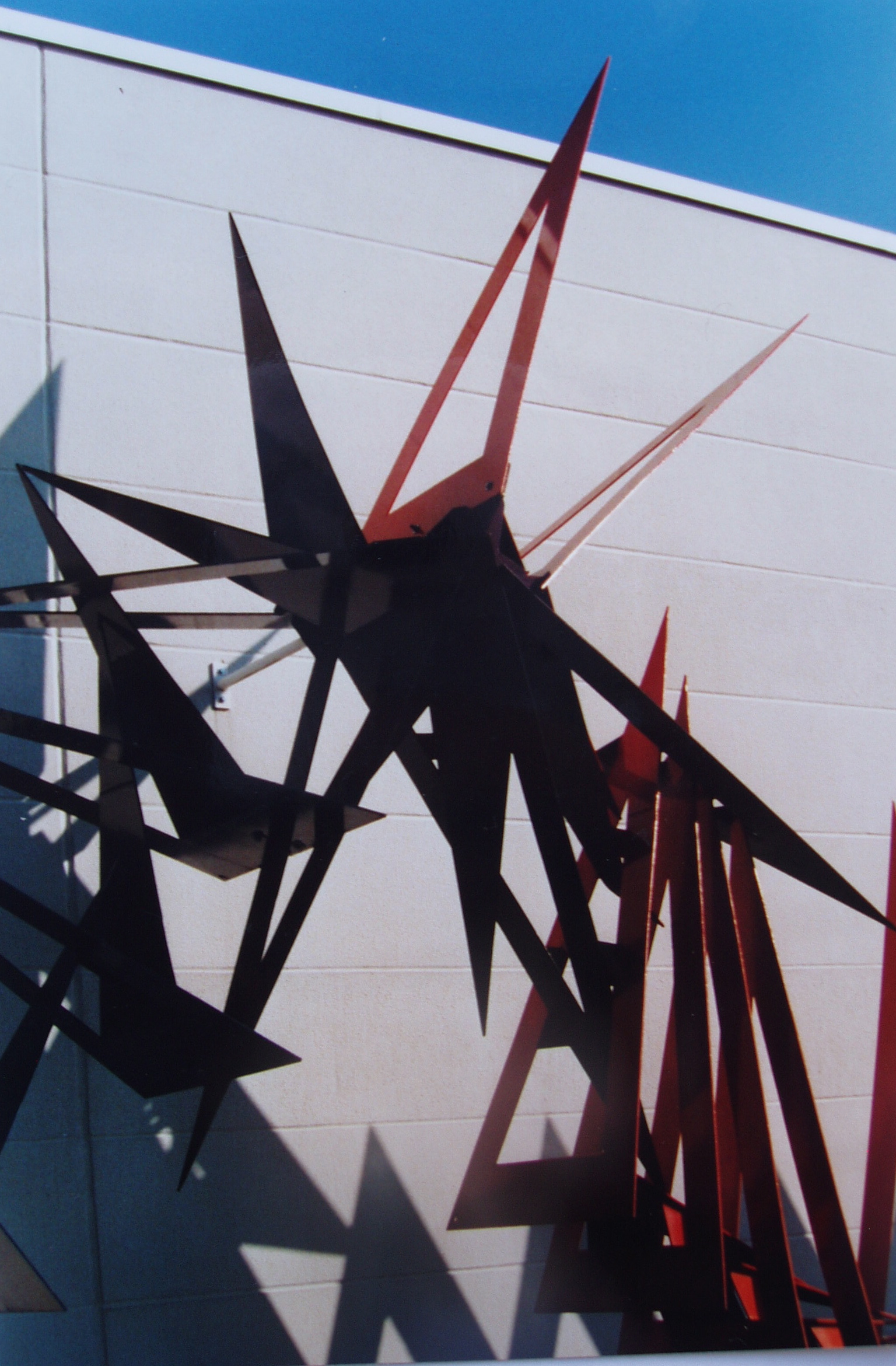 Detail Aufnahme des feuerverzinkten und farbbehandelten Stahl Kunstwerk SALTO, Metall Bildhauer Mirko Siakkou-Flodin, Kunst und Industrie