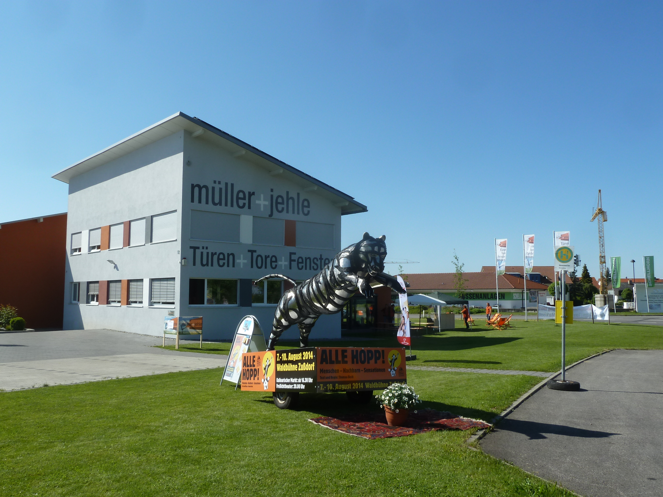 Müller-Jehle aktiv in der Region, hier mit Event Skulptur für die Waldbühne Zussdorf vom Zussdorf - Wilhelmsdorf Metallgestalter Mirko Siakkou-Flodin