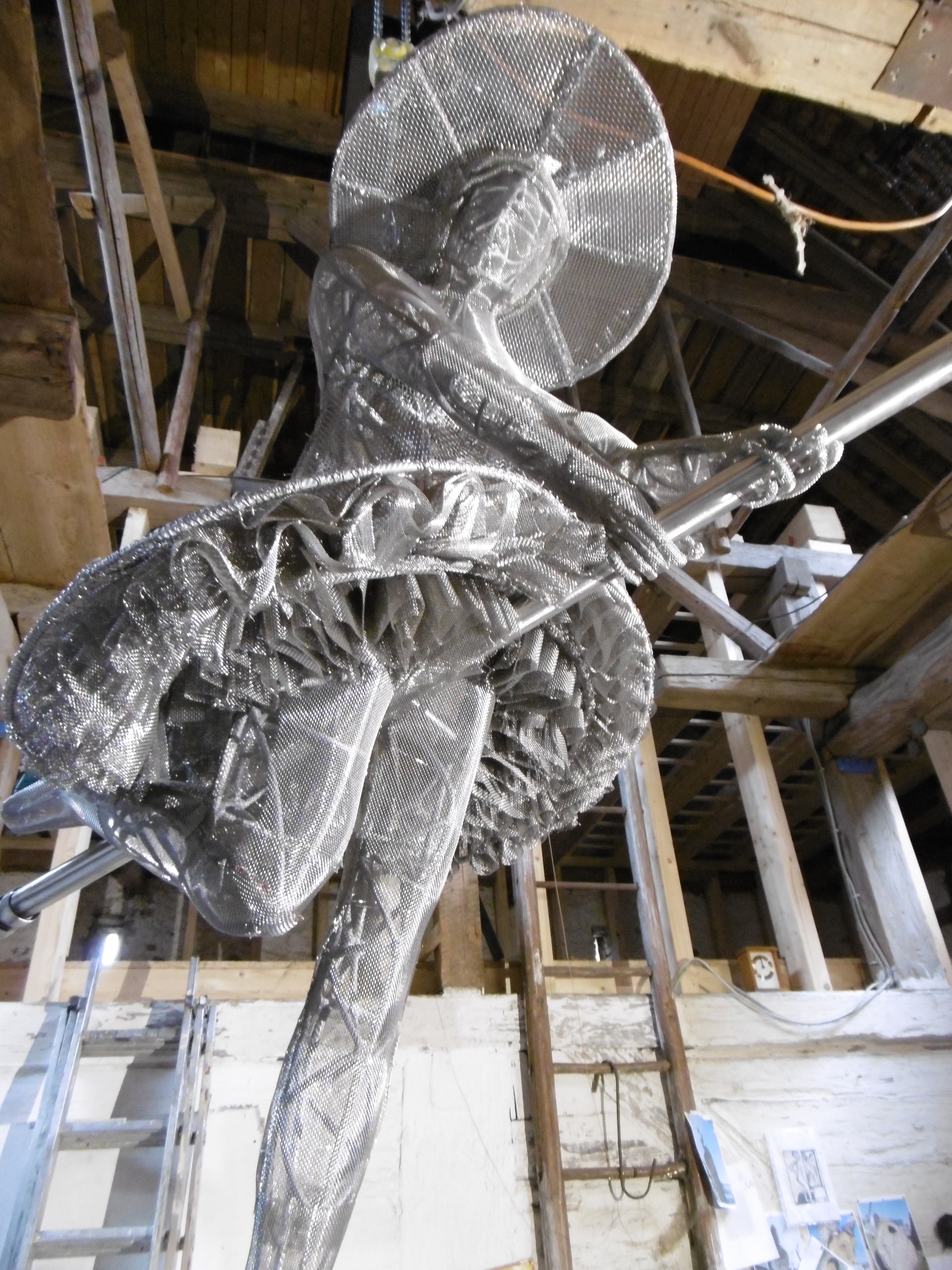 Metall Drahtgewebe Figur, Edelstahldrahtgewebe für Kunstwerk, verrödelt und gestaltet hier Foto: im Atelier des Metallkünstlers Mirko Siakkou-Flodin
