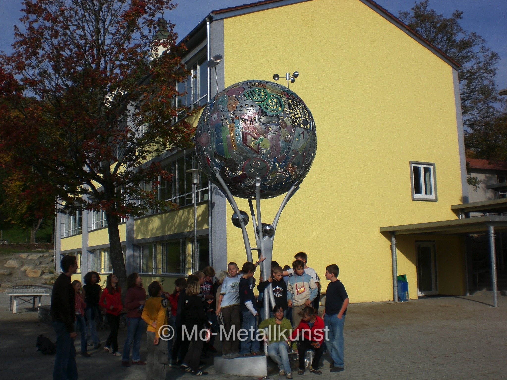 Farbenfrohe, Feuerverzinkte, Schüler Kunstwerk mit Stahlbildhauer Mirko Siakkou-Flodin auf dem Schulhof des Bildungszentrum in Bodnegg bei Ravensburg