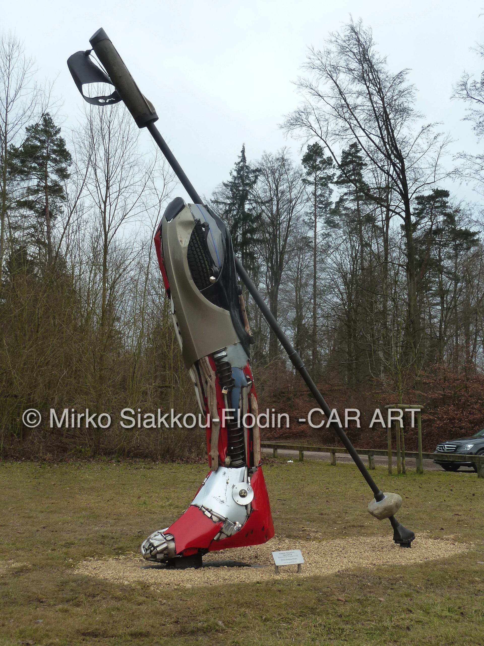 Am Eingang des Nessenreben - Weingarten Freibades steht die Metall Schrott Skulptur IRONMAN aus Autoteilen, Reifenst&uuml;cken, Treibholz, Stein und anderen Edelstahlschrott, vom Metallbildhauer Mirko Siakkou-Flodin, Landkreis Ravensburg