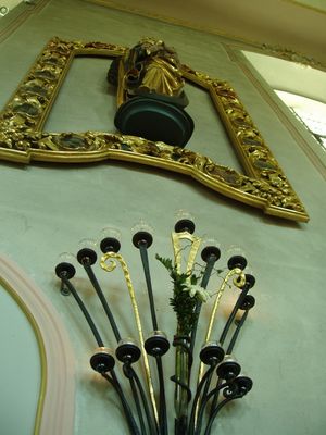 Sakrale Schmiedearbeit modern gestaltet von Metallbildner Mirko Siakkou-Flodin, aber mit stilistischen Formenelementen aus der Kirche um so auch eine moderne Metallgestaltung harmonisch in das verdichtete Gesamtensemble integriert zu wissen.