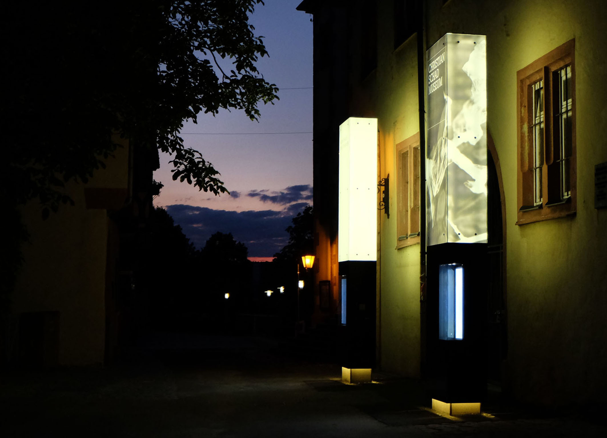 Leuchtstelen und Zugangsportal Museumsmeile Aschaffenburg