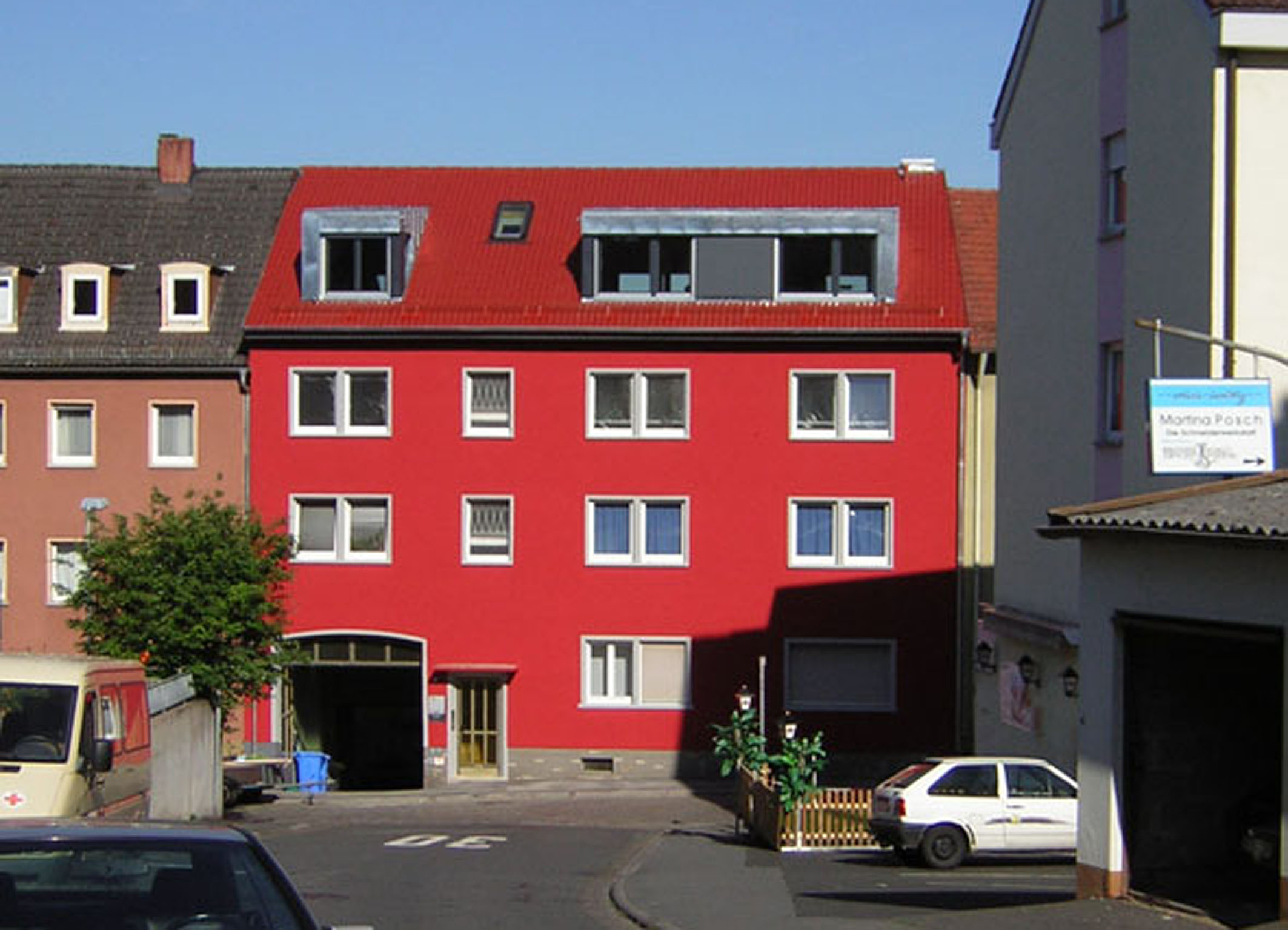 Sanierung und Dachausbau 60er Jahre Mehrfamilienhaus Aschaffenburg / Ansicht Fassade