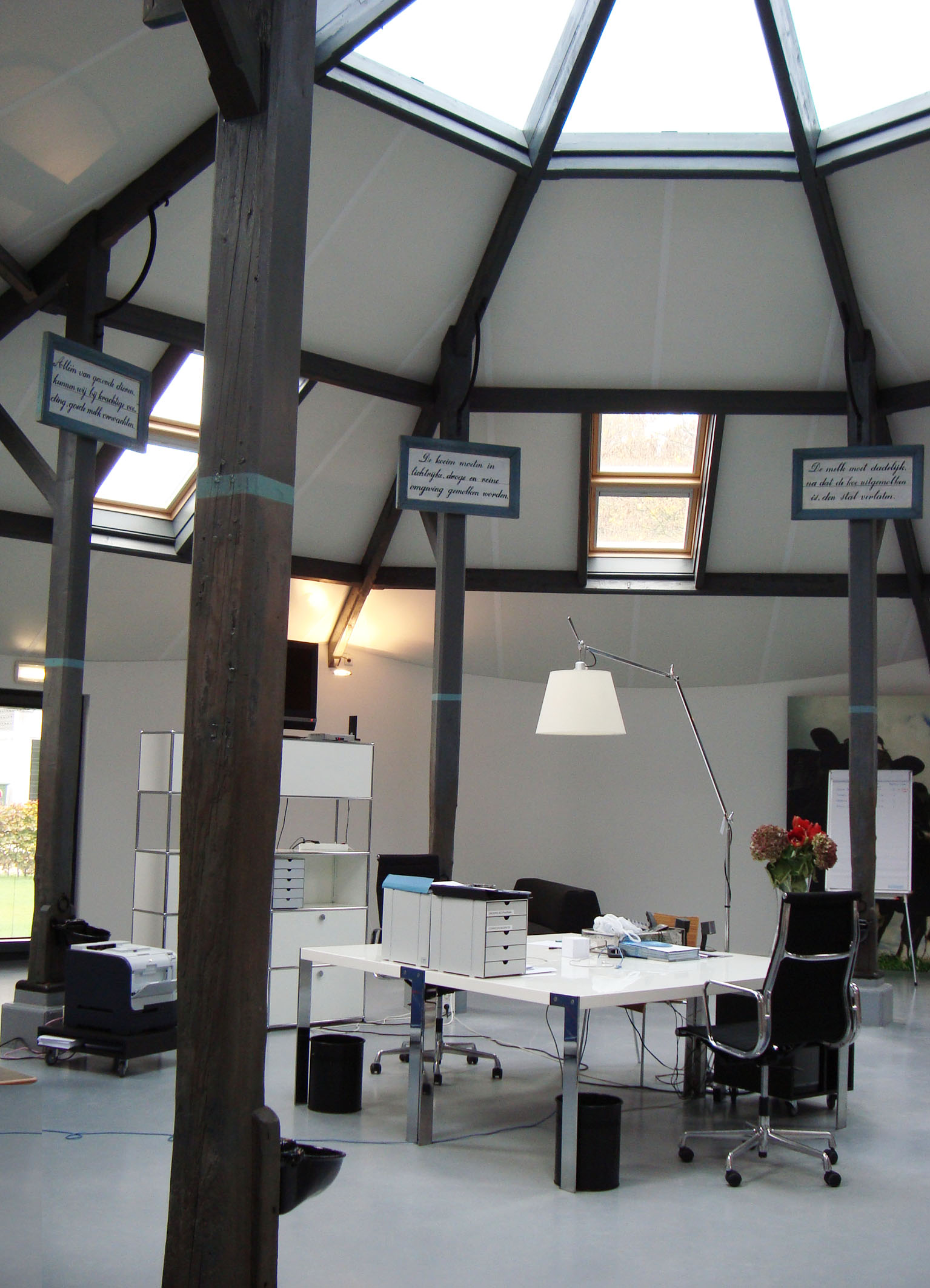 Umnutzung denkmalgeschützter Bauernhof Niederlande / Showroom + Büro im zentralen Stallrundbau