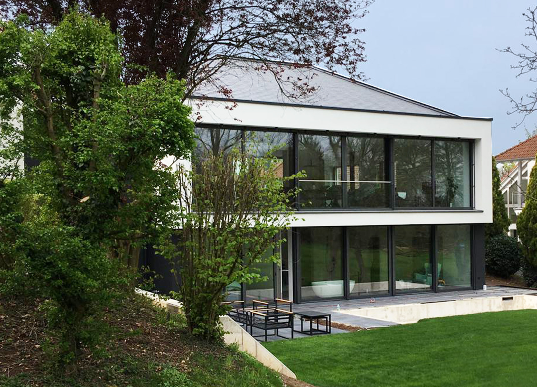 Neubau Wohnhaus Alzenau / Gartenansicht mit maximaler Öffnung zur Natur