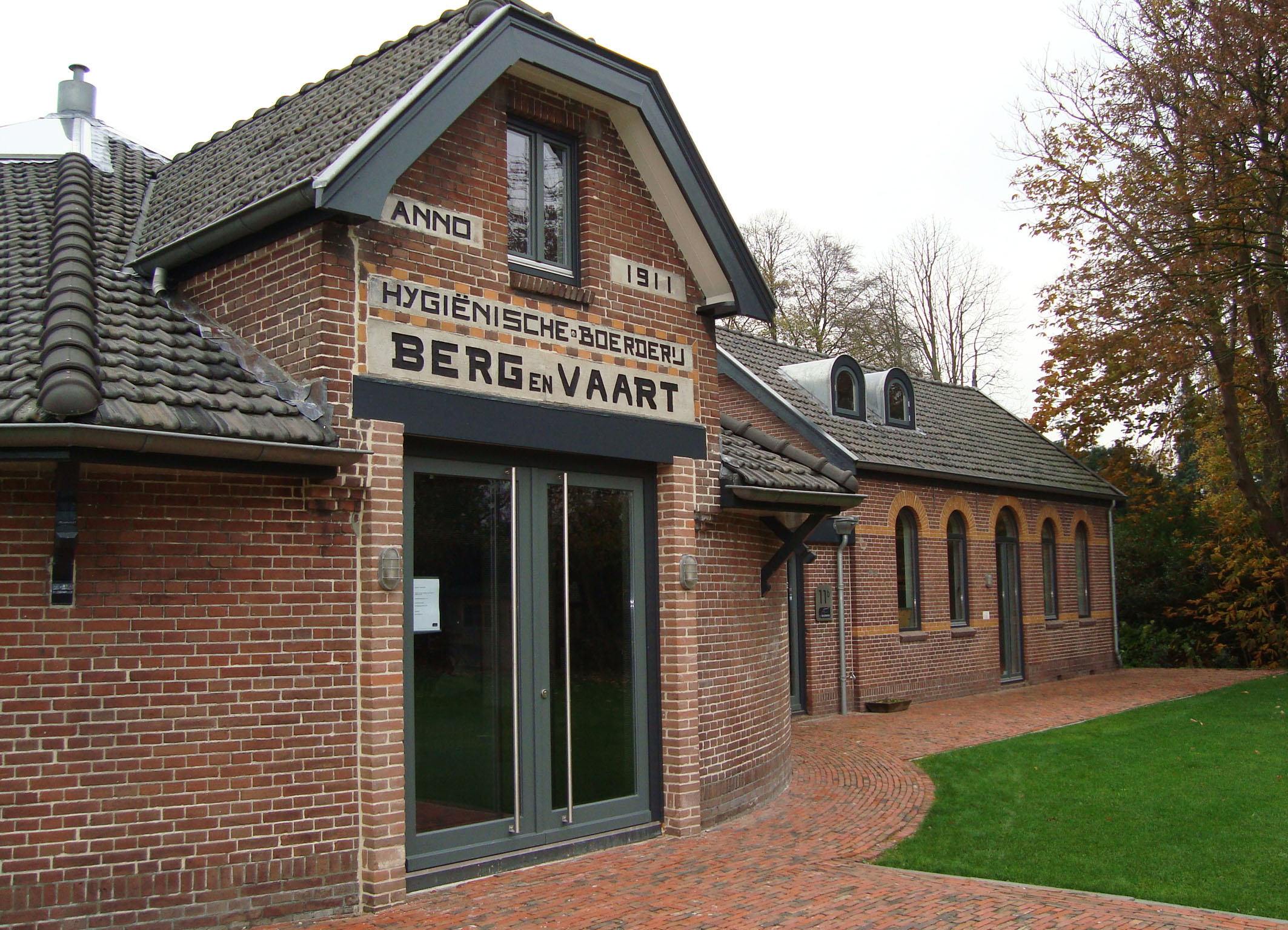 Umnutzung denkmalgeschützter Bauernhof Niederlande / Ansicht Eingangsbereich, Fassade Stall und Nebengebäude