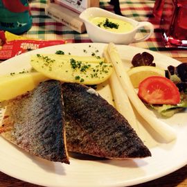 Lachsforelle mit Spargel und Salzkartoffeln 