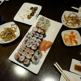 Sushi-Platte im Okinii