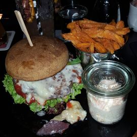 Toscana-Burger mit Coleslow und Süßkartoffel-Pommes 11,50 €