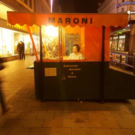 Maronistand vorm Kaufhof in München