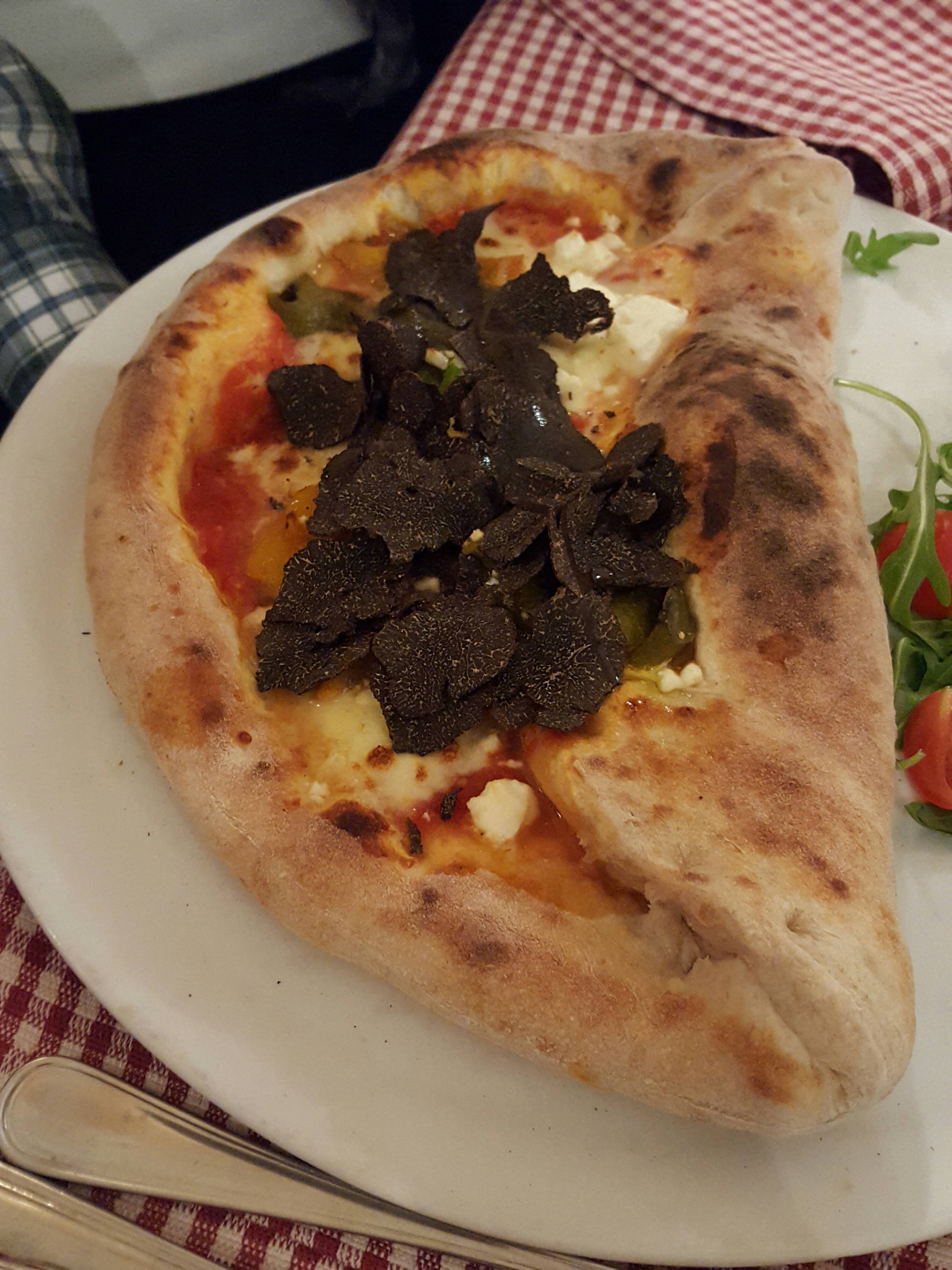 Spezial-Pizza mit Trüffel 14,90 € - 2 Beläge halb normal halb Calzone