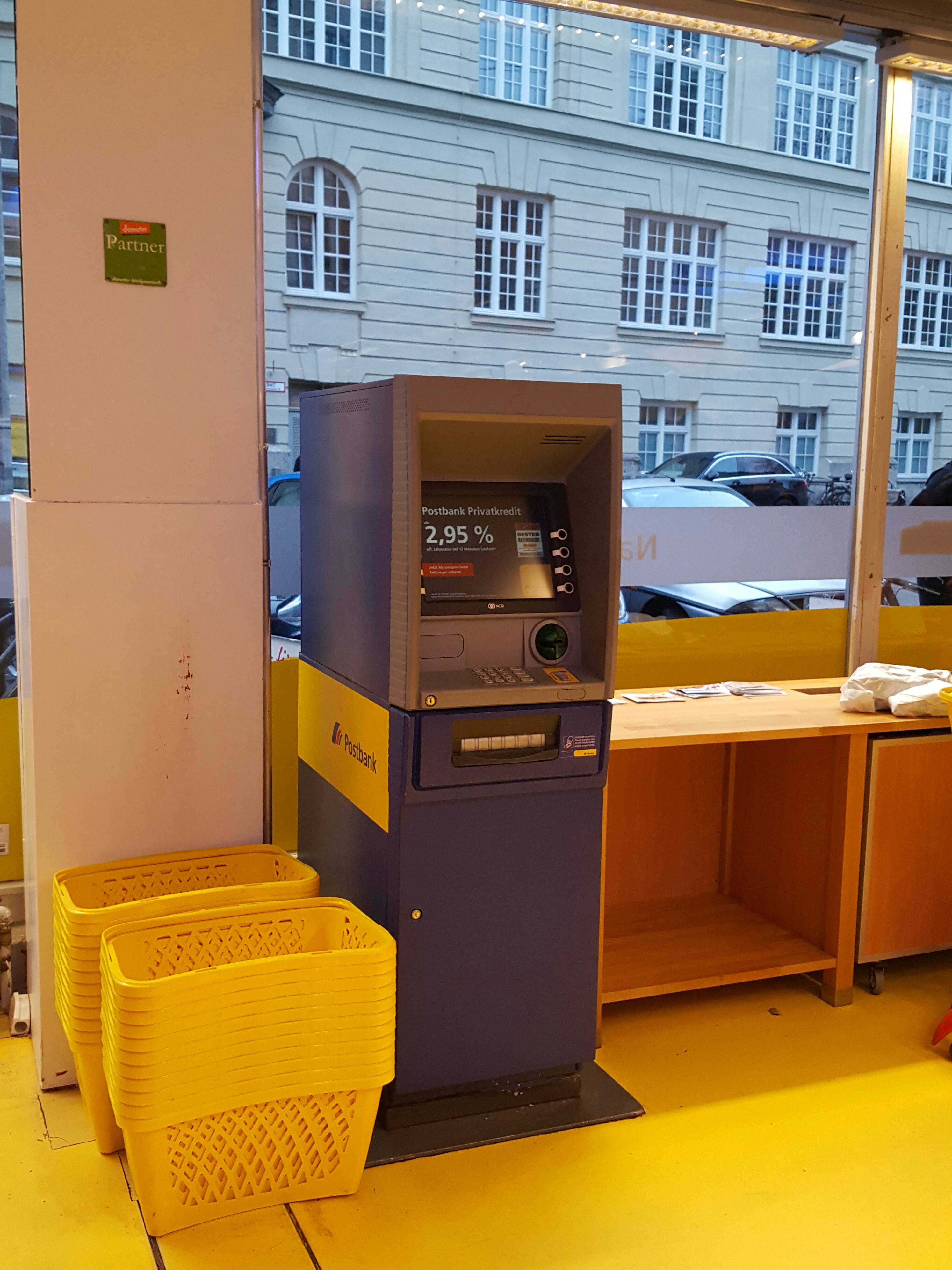 Geldautomat im Kassenbereich
