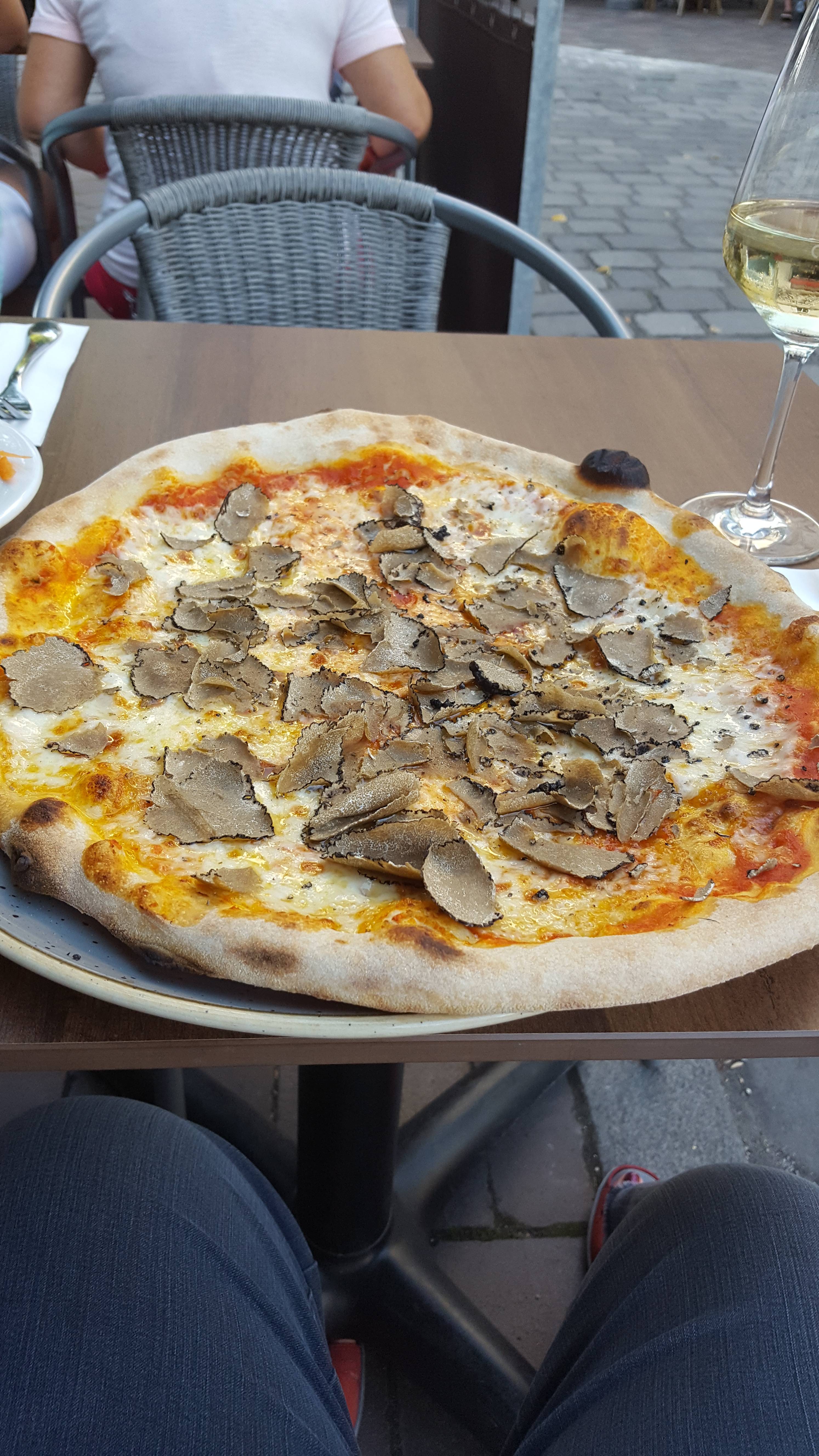 Holzofen-Pizza Tartufo 15,90 &euro;