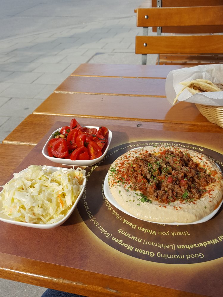 Kleines Hummus mit Hackfleisch sowie Weisskraut- und Tomatensalat-Tapas